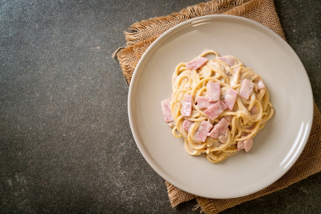 Espaguetis caseros con salsa de crema blanca con jamón - estilo italiano