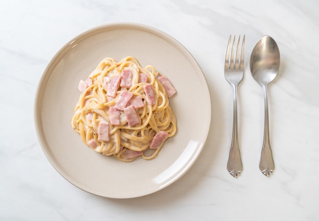 Espaguetis caseros con salsa de crema blanca con jamón - estilo italiano