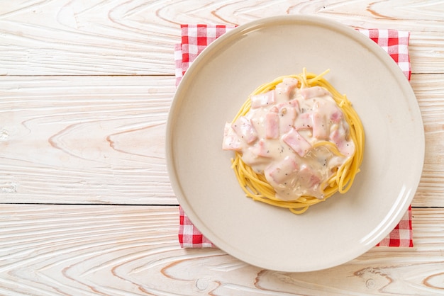 Espaguetis caseros con salsa de crema blanca con jamón - estilo italiano