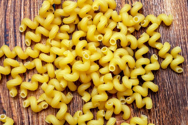 Espaguetis, cavatappi, macarrones, pasta en la mesa de madera, de cerca