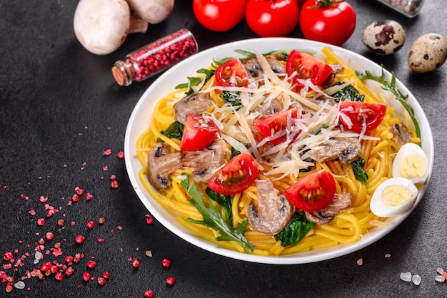 Espaguetis con champiñones, queso, espinacas, rukkola y tomates cherry. Plato italiano, cultura mediterránea