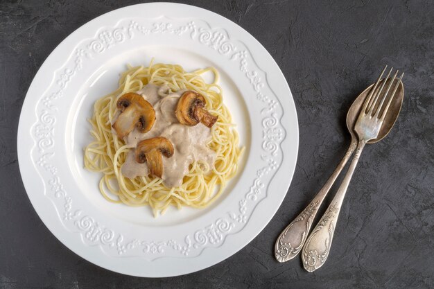 Espaguetis con champiñones en salsa de crema.