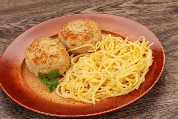 Espaguetis con chuleta de pollo casera