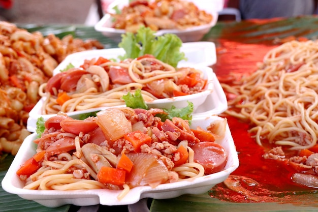 Espaguetis en la comida de la calle