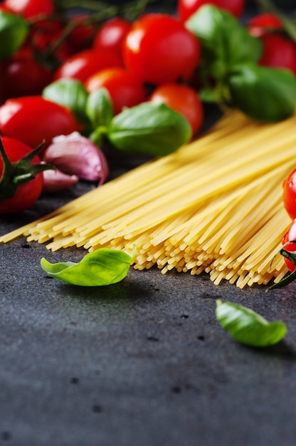 Espaguetis crudos con tomate y albahaca