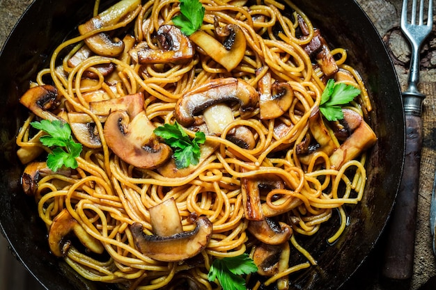 Espaguetis frescos con champiñones, perejil y champiñones