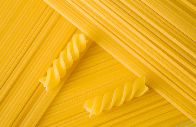 Foto espaguetis con fusilli