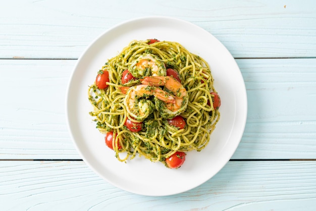 Espaguetis con gambas o camarones en salsa pesto casera - Estilo de comida saludable