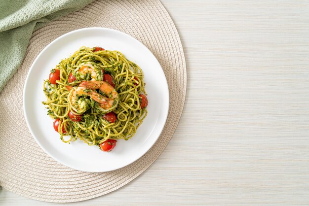 Espaguetis con gambas o camarones en salsa pesto casera - Estilo de comida saludable