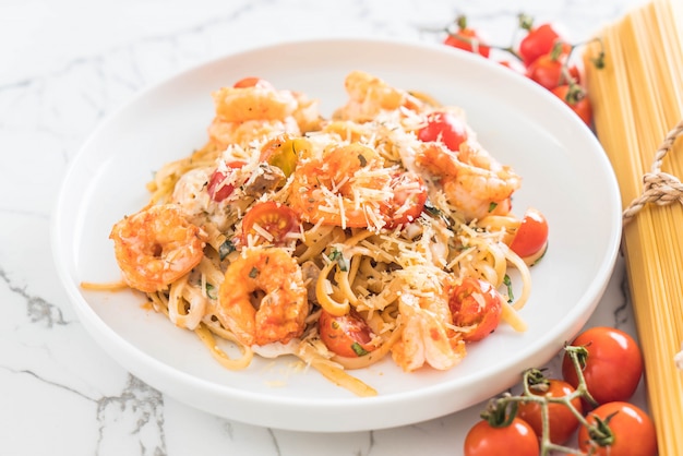 espaguetis con gambas, tomates, albahaca y queso