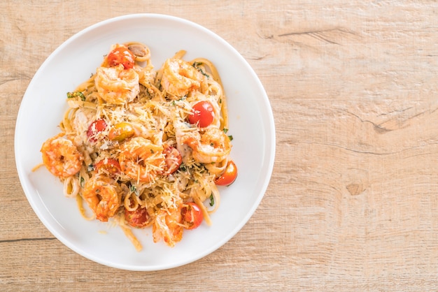 espaguetis con gambas, tomates, albahaca y queso