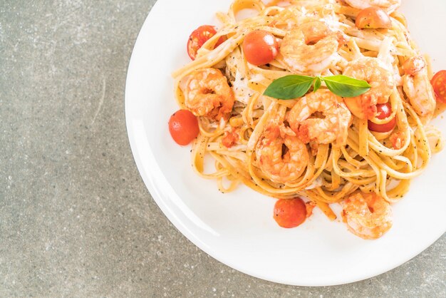 espaguetis con gambas, tomates, albahaca y queso