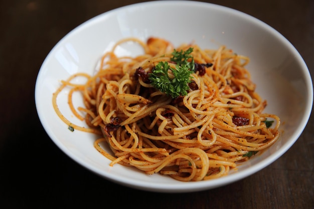 Espaguetis con guindilla y ajo, espaguetis peperoncino, comida italiana