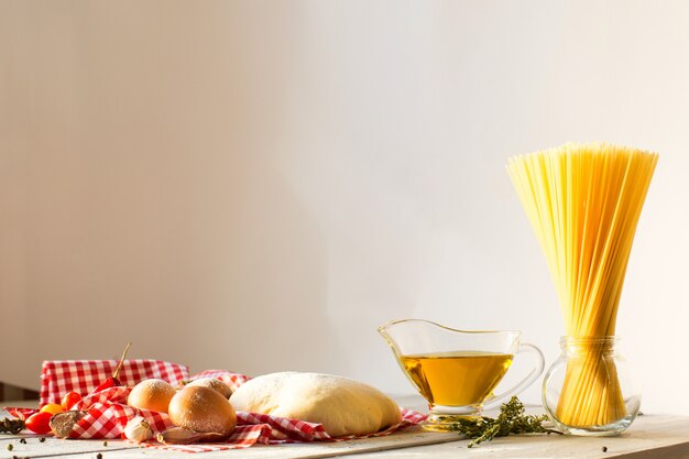 Espaguetis con ingredientes para cocinar pasta.