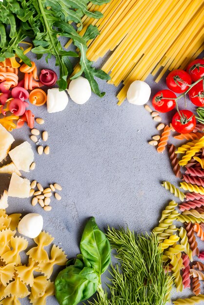 Espaguetis con ingredientes para cocinar pasta.