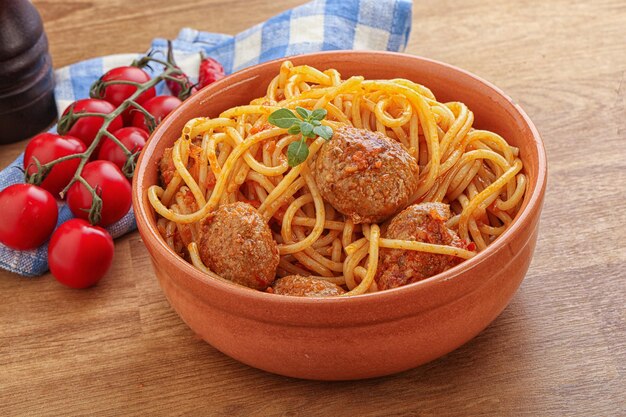 Foto espaguetis italianos con albóndigas en salsa de tomate