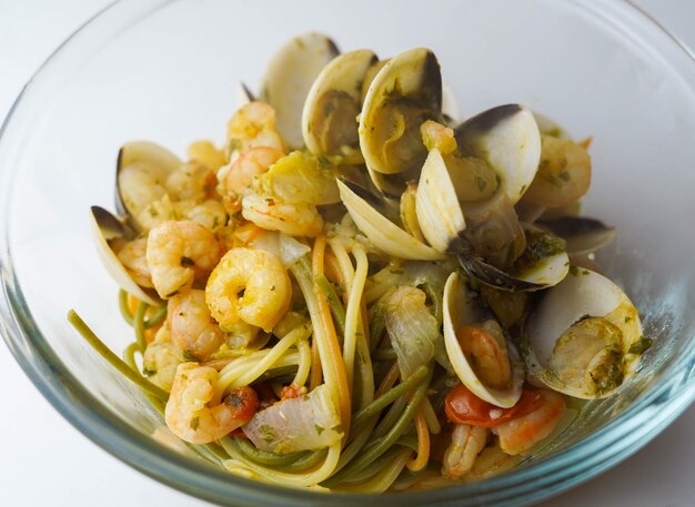 Espaguetis italianos con salsa de almejas y gambas. Espaguetis frutti di mare.