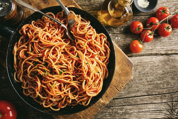Espaguetis italianos con salsa de tomate en sartén