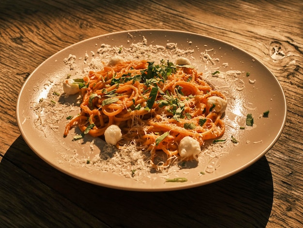 Espaguetis italianos tradicionales con queso fresco