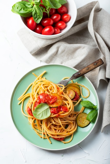 Espaguetis italianos tradicionales con tomate y calabacín