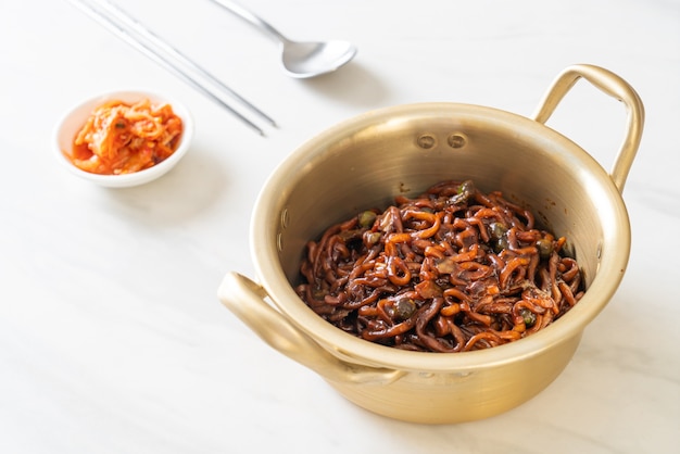 Espaguetis negros coreanos o fideos instantáneos con salsa de soja chajung asada (chapagetti) - estilo de comida coreana