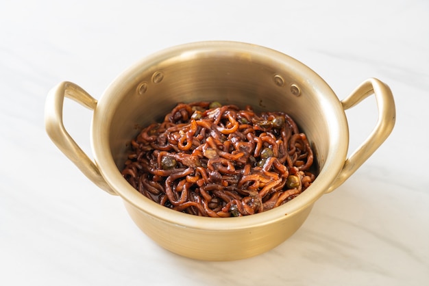 Espaguetis negros coreanos o fideos instantáneos con salsa de soja chajung asada (chapagetti) - estilo de comida coreana