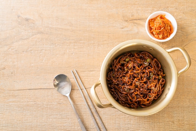 Espaguetis negros coreanos o fideos instantáneos con salsa de soja chajung asada (chapagetti) - estilo de comida coreana