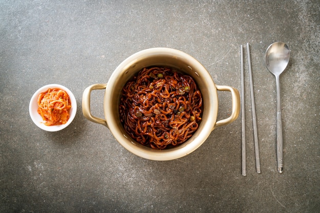 Espaguetis negros coreanos con salsa de soja chajung asada