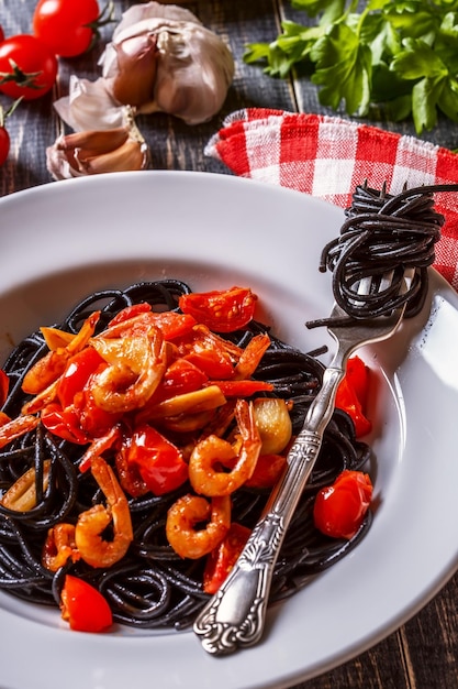 Espaguetis negros con gambas y tomate