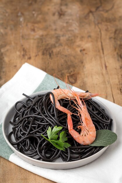 Espaguetis negros con langostinos. Hecho en casa.