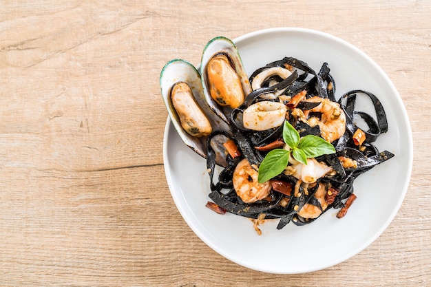 Espaguetis negros o pasta con mariscos