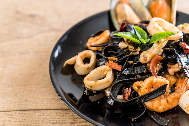 Espaguetis negros o pasta con mariscos