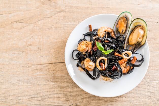 Espaguetis negros o pasta con mariscos