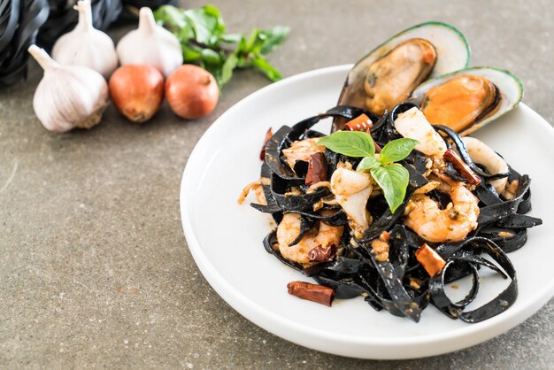 Espaguetis negros o pasta con mariscos