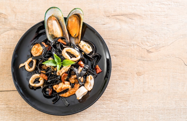 Espaguetis negros o pasta con mariscos