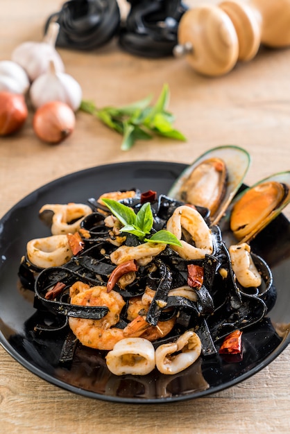 Foto espaguetis negros o pasta con mariscos