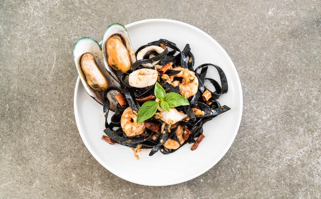 Espaguetis negros o pasta con mariscos