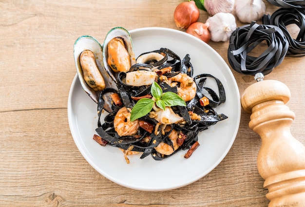 Foto espaguetis negros o pasta con mariscos