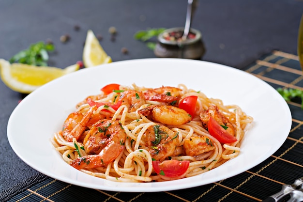 Espaguetis de pasta con camarones, tomate y perejil. Comida saludable. Comida italiana.