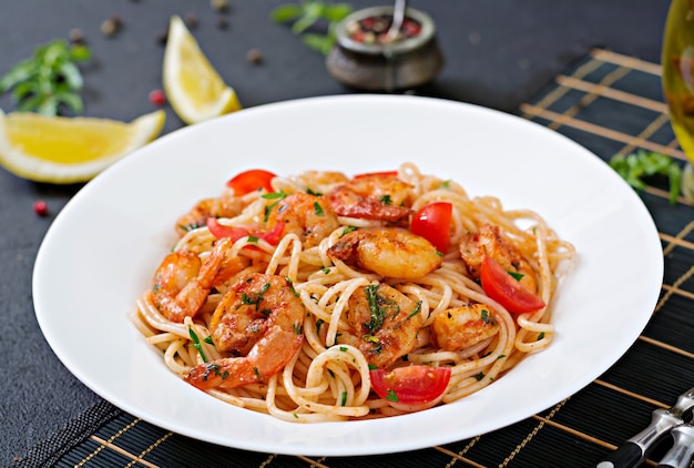 Espaguetis de pasta con camarones, tomate y perejil. Comida saludable. Comida italiana.