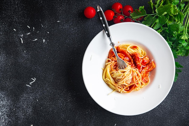 Foto espaguetis pasta carne salsa de tomate comida saludable comida bocadillo en la mesa copia espacio fondo de alimentos