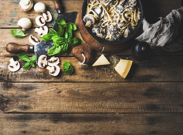 Foto espaguetis de pasta de champiñones cremosos caseros con parmesano y albahaca