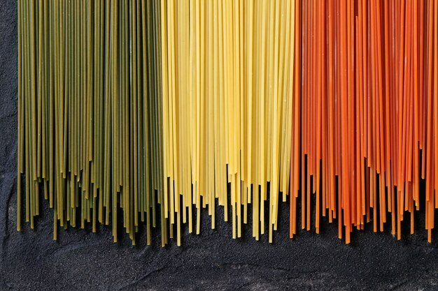 Espaguetis de pasta coloridos secos