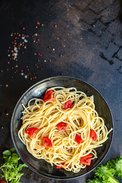 espaguetis pasta ensalada de tomate verduras macarrones semola