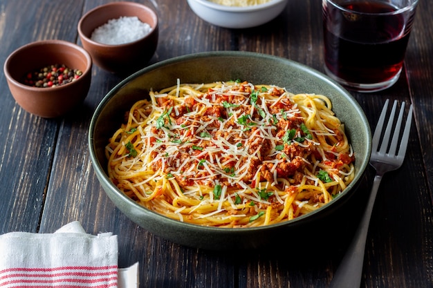 Espaguetis de pasta italiana a la boloñesa. Cocina nacional. Receta. Comida italiana.