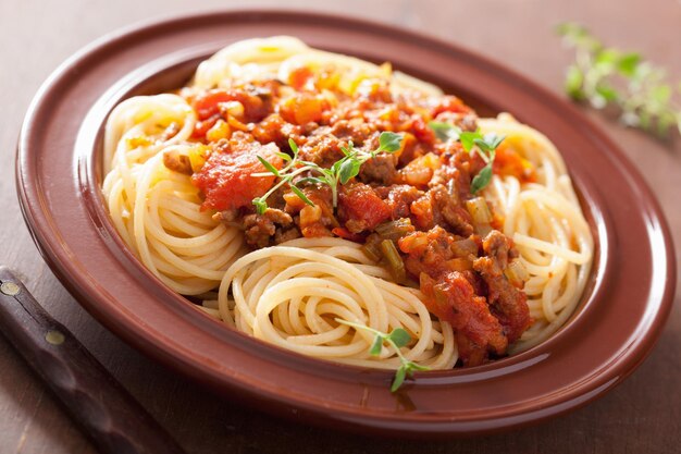 Espaguetis de pasta italiana a la boloñesa