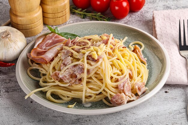 Espaguetis de pasta italiana carbonara con tocino