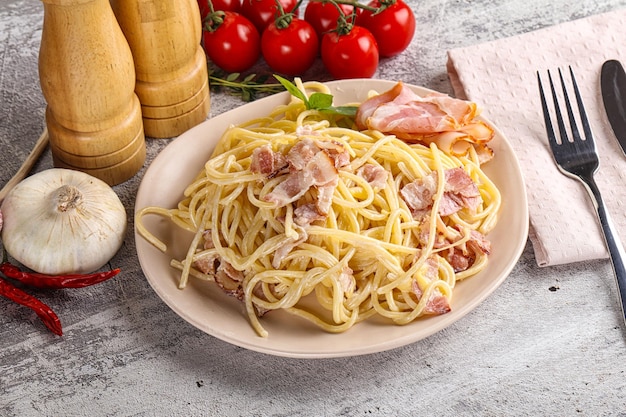 Espaguetis de pasta italiana carbonara con tocino