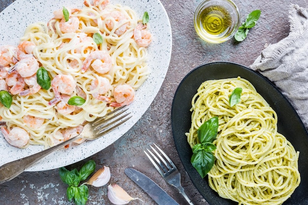 Espaguetis de pasta italiana en salsa cremosa con camarones en un plato, vista superior