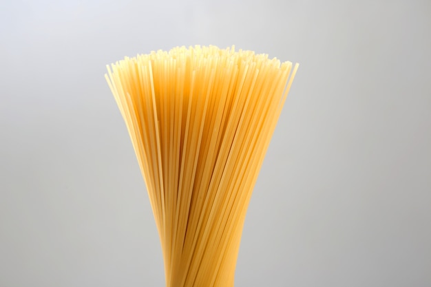Espaguetis de pasta italiana sobre un fondo gris. productos de harina y alimentos en la cocina